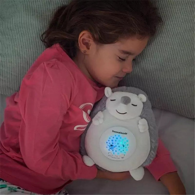 Petite fille dormant paisiblement, blottie contre la veilleuse hérisson spicy, illustrant le confort et la sécurité que cette veilleuse unique apporte aux enfants pendant leur sommeil.