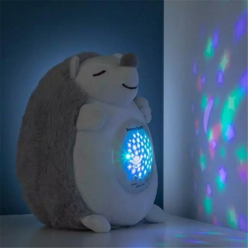Veilleuse hérisson spicy projetant une pluie de lumières d'étoiles et de lune colorées contre un mur, créant une ambiance nocturne magique et apaisante pour les enfants.