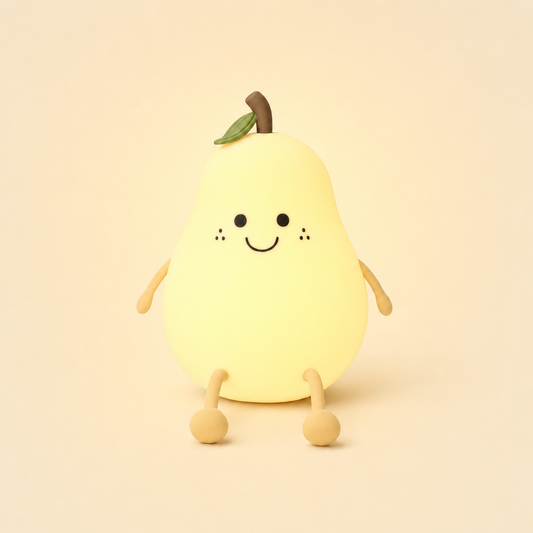 Veilleuse poire Pearly allumée diffusant une lumière chaude dorée, le best-seller Cocooning Baby